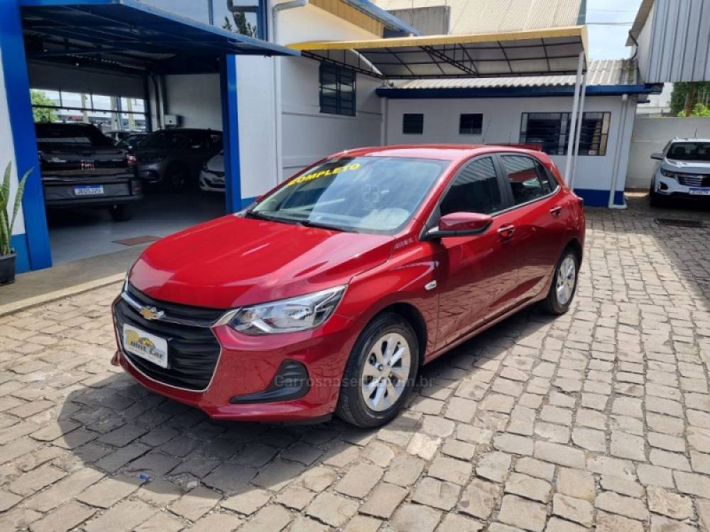 CHEVROLET - ONIX - 2022/2023 - Vermelha - R$ 79.500,00