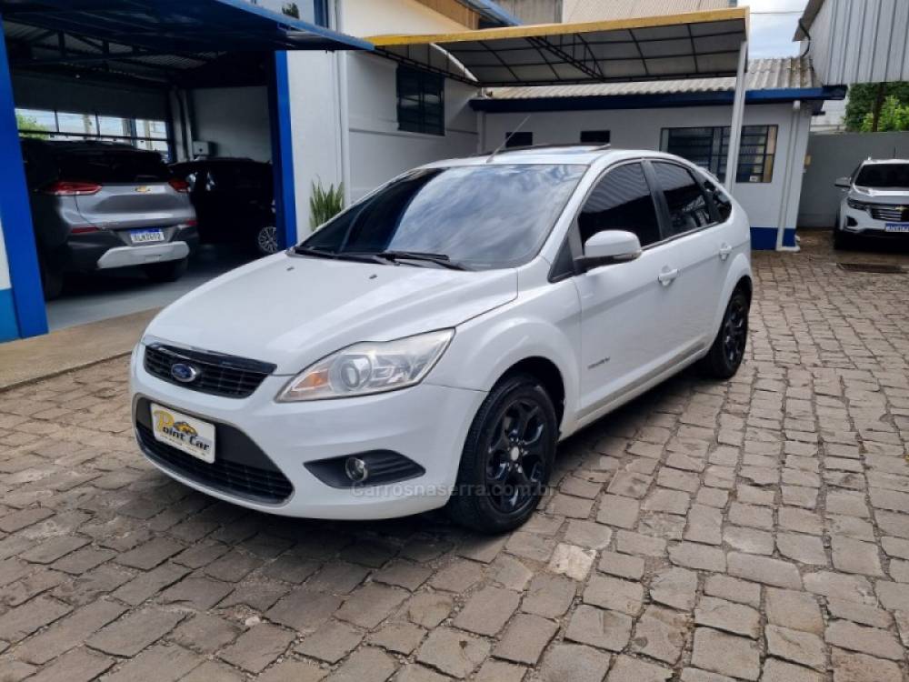 FORD - FOCUS - 2010/2011 - Branca - R$ 39.900,00