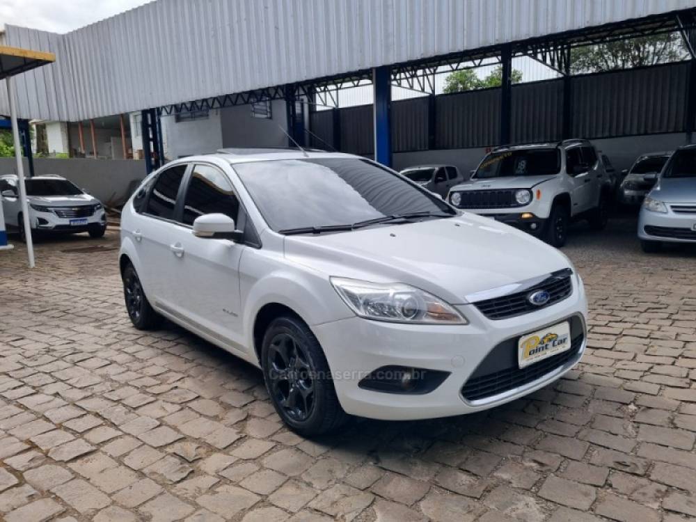 FORD - FOCUS - 2010/2011 - Branca - R$ 39.900,00